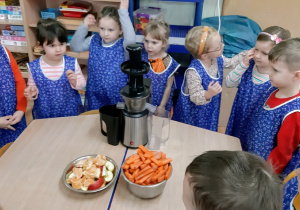 Dzieci robią sok marchewkowo-owocowy.